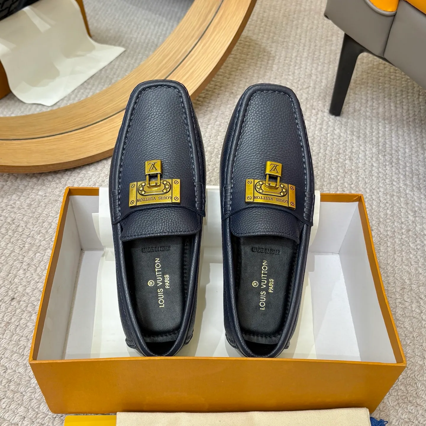 Men's men's shoes 💰420 (Yangli) LV 2⃣️0⃣️2⃣️5️⃣Spring and summer counter GLORIA series models ✈️Original factory special leather production, original last type. A classic driving slip-on casual shoe that shows an elegant style with exquisite craftsmanship details such as Monogram embossing all over the upper🌀Italian imported calfskin fabric Sheepskin foot pads➕Inside～Private mold replica sole Unique style Comfortable driving slip-on Size: 4-12 (38-46) Comes with [Counter packaging: original box, wrapping paper, card, instruction manual, shoehorn, cloth bag] No pressure to enter and leave the counter!